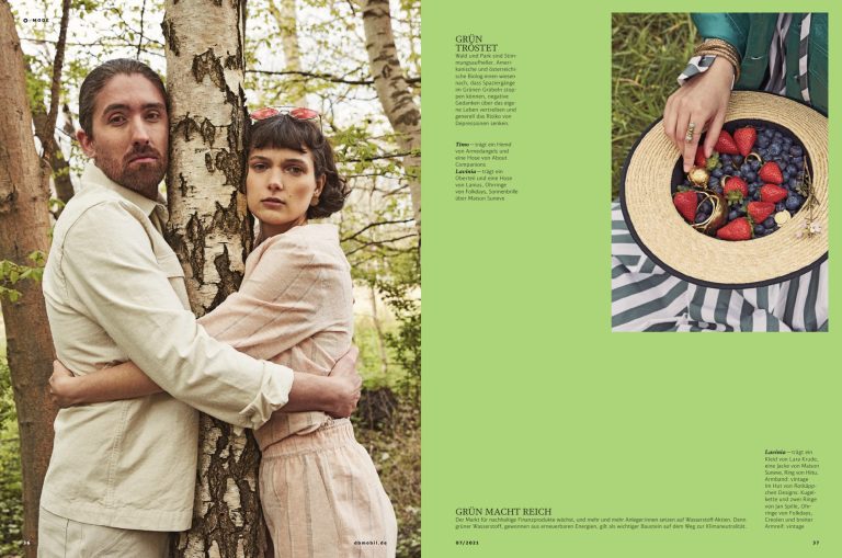 Magazindoppelseite: Paar umarmt sich an einer Birke, eine Hand greift in einen Hut voller Beeren