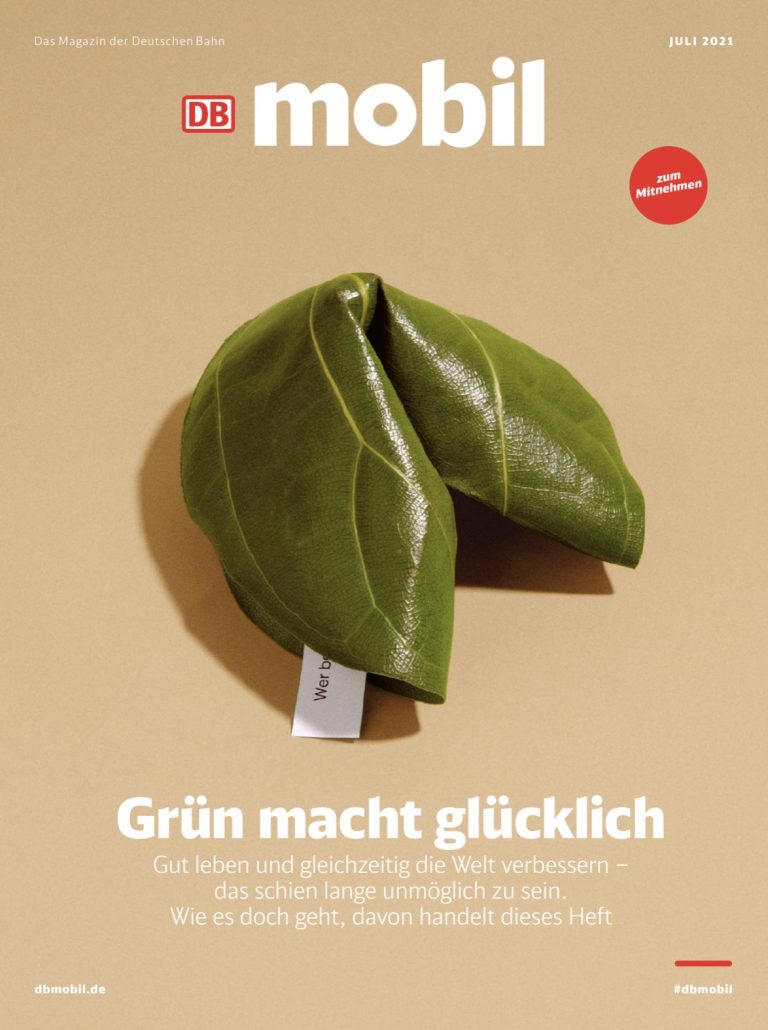 Titelseite des Magazins DB mobil „Grün macht glücklich“ mit einem Glückskeks aus einem grünen Blatt