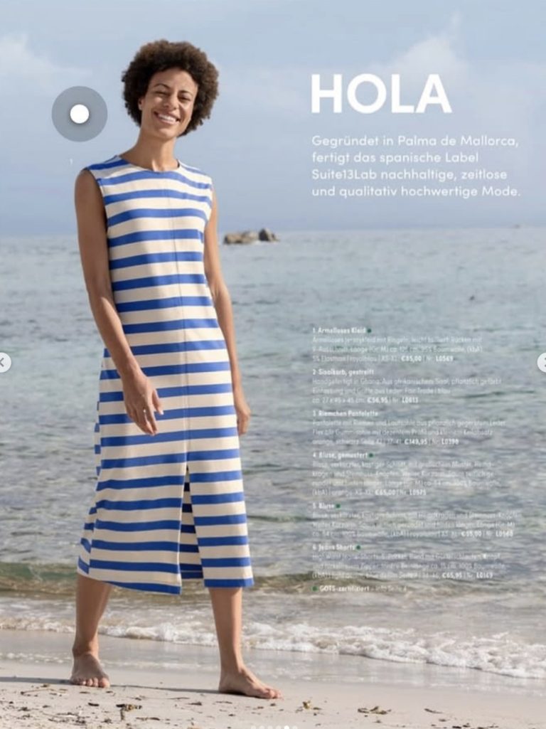 Katalogseite „Hola“: Frau im blau-weiß gestreiften Kleid am Strand