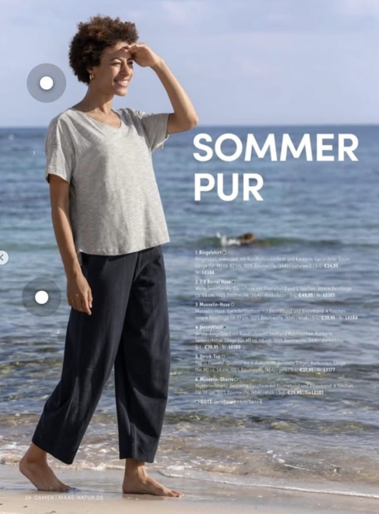 Katalogseite „Sommer pur“: Frau in hellem Shirt und dunkler Hose am Strand