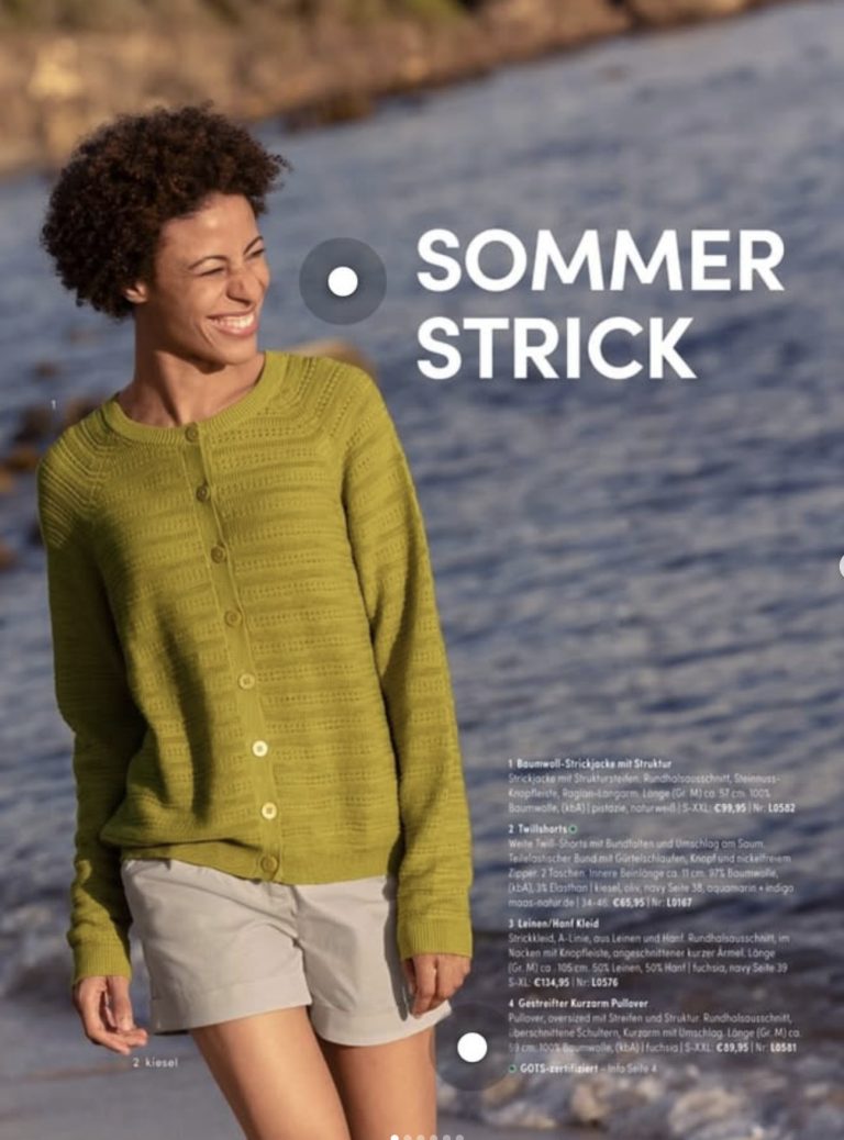 Katalogseite „Sommer Strick“: Frau in olivgrüner Strickjacke am Meer