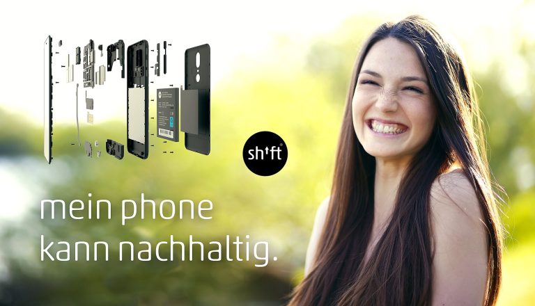Werbemotiv „mein phone kann nachhaltig.“ von SHIFT: lachende Frau neben Smartphone-Einzelteilen
