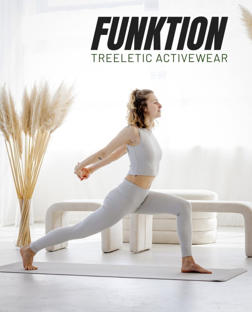 Frau in heller Sportkleidung beim Yoga, Schriftzug „Funktion – Treeletic Activewear“